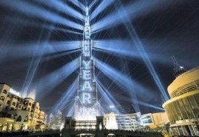 Небоскребы Дубая раскрасили в яркие цвета на шоу Light Up 2018